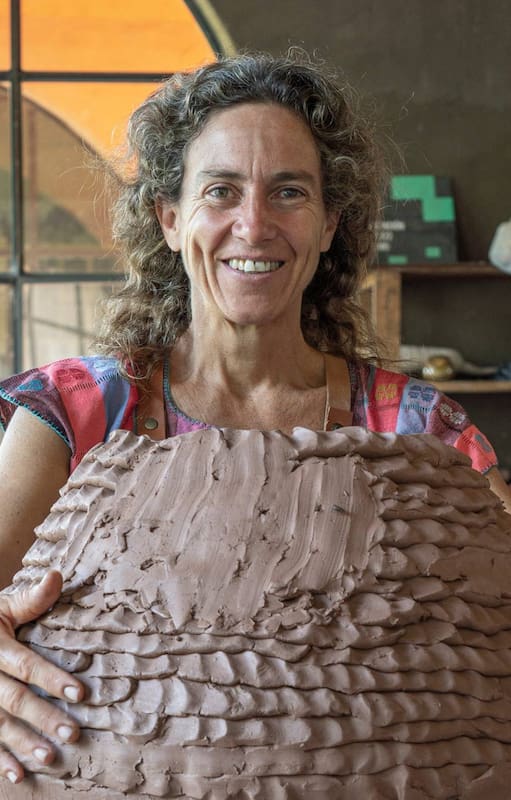 La artista con una de sus obras.