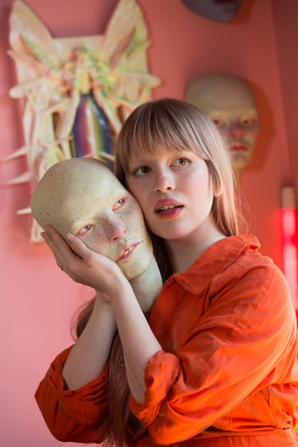 La artista, con una de sus obras realizadas en resina.