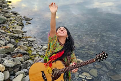 La artista creció rodeada por las canciones improvisadas de sus padres en una comunidad indígena de Chimaltenango