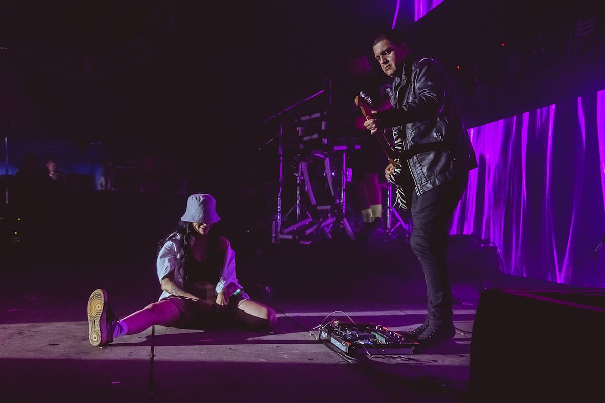 La artista de trap primero cantó con Los Gardelitos y, luego, el guitarrista la acompañó en su show