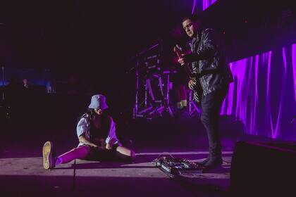 La artista de trap primero cantó con Los Gardelitos y, luego, el guitarrista la acompañó en su show