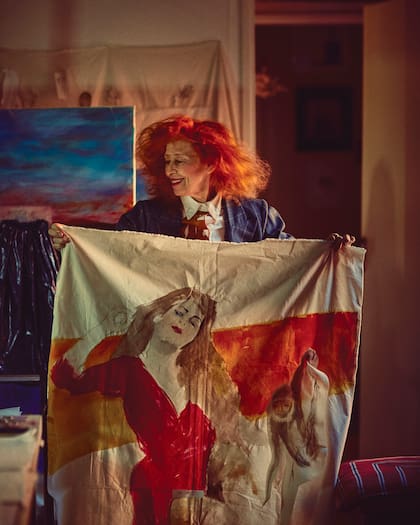 La artista Delia Cancela, en su estudio en CABA