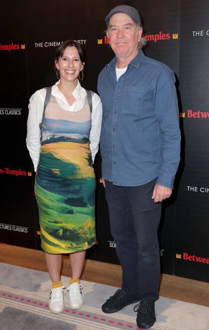 La artista e ilustradora francesa Aurore Giscard d'Estaing, con un look por demás llamativo, posó con su exmarido, el actor Timothy Hutton, en la previa de la proyección de la producción Between The Temples, en Nueva York