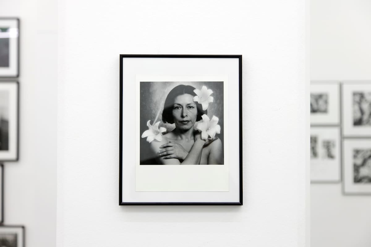 La artista Elba Bairon como modelo de la fotografía de Marcos López; ambos integran la muestra que viajó a Arlés