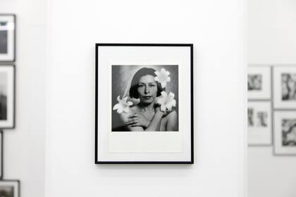 La artista Elba Bairon como modelo de la fotografía de Marcos López; ambos integran la muestra que viajó a Arlés