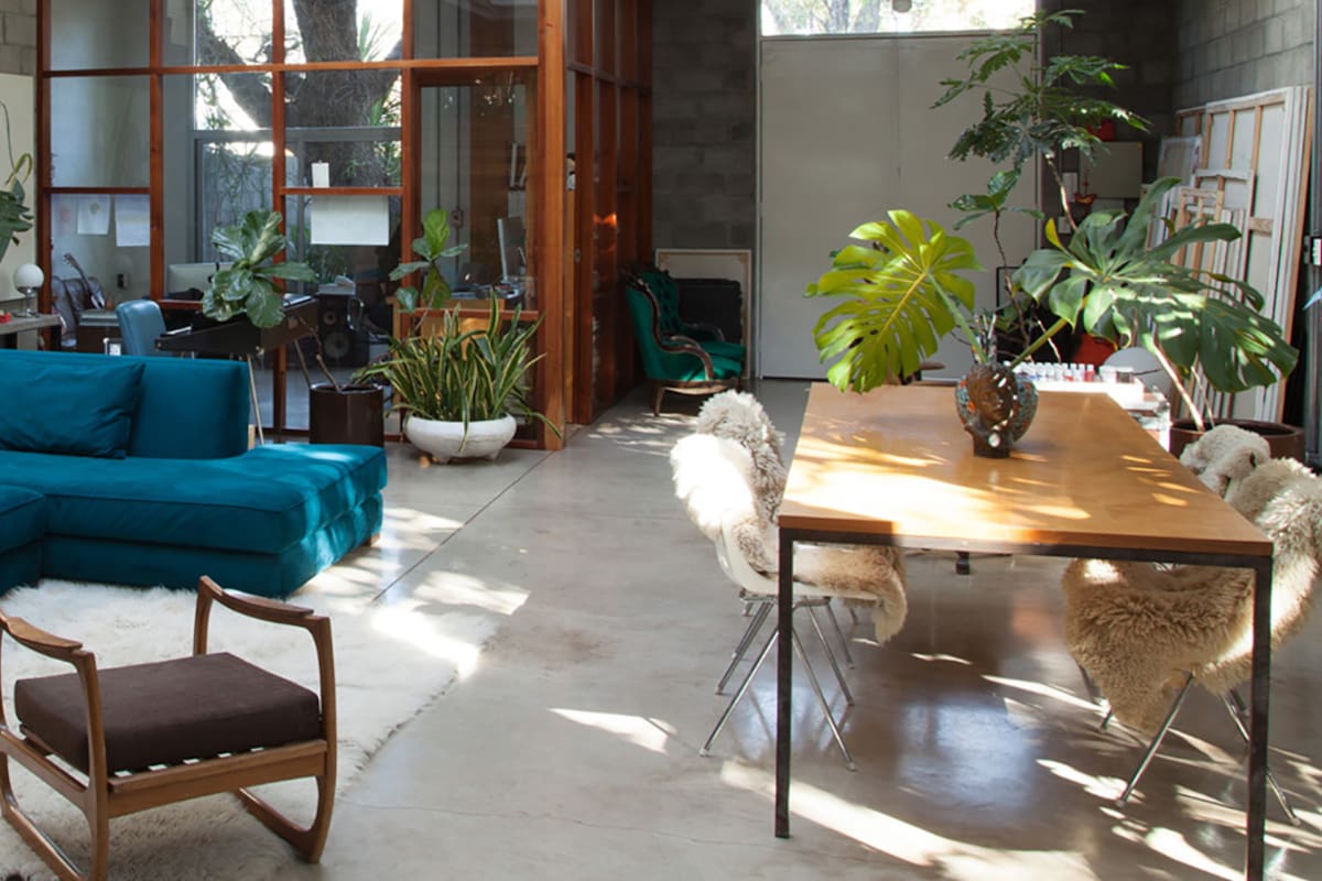 La artista Eloisa Ballivian nos recibe su casa que, inspirándose en el estilo de los estudios de fotografía, construyó junto con su marido de manera artesanal.