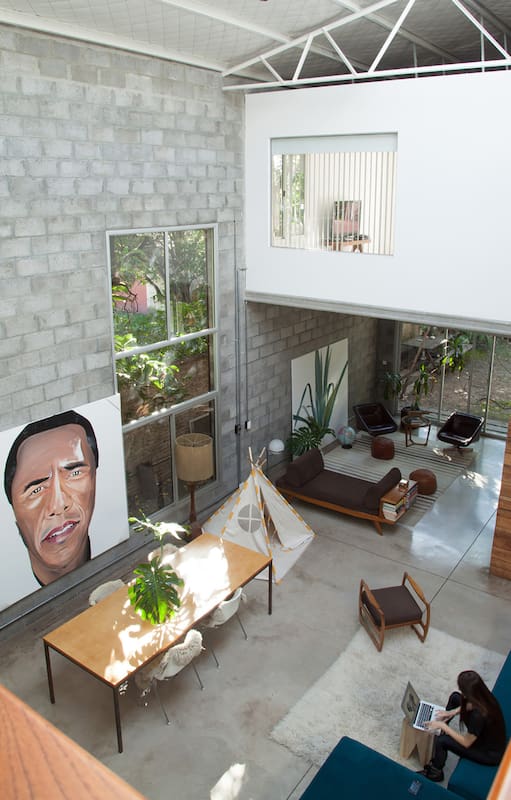 La artista Eloisa Ballivian nos recibe su casa que, inspirándose en el estilo de los estudios de fotografía, construyó junto con su marido de manera artesanal.