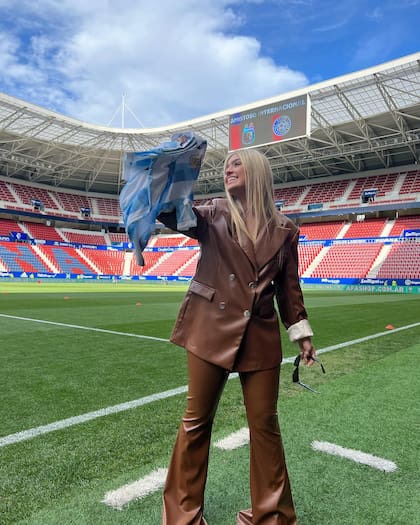 La artista emergente Kala Bidner en el estadio Sadar, de Osasuna, antes del partido de Argentina vs. Estonia