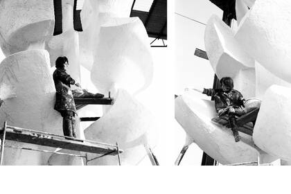 La artista en plena producción de Gran doble, la gigantesca escultura instalada en Martigny (Suiza) en 1972