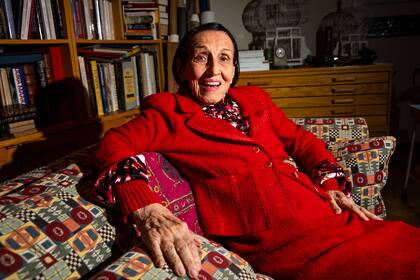 La artista en su casa de Nueva York, hace una semana. "El color rojo es una marca de carácter", dice