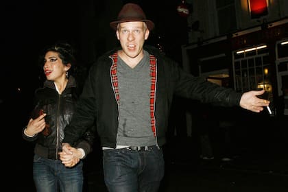 La artista estuvo en pareja con el músico Alex Clare en un impasse de su noviazgo con Fielder-Civil
