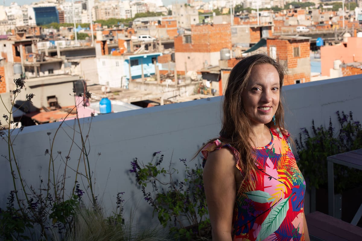 La artista francesa Séverine Fontaine montará en el festival una obra que culmina en la la terraza del Ministerio de Educación de la Ciudad del Barrio 31, con sus visuales a la otra gran ciudad