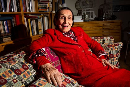La artista Francoise Gilot, exesposa de Pablo Picasso, en su casa de Nueva York, el 13 de enero de 2022 (Landon Nordeman/The New York Times)
