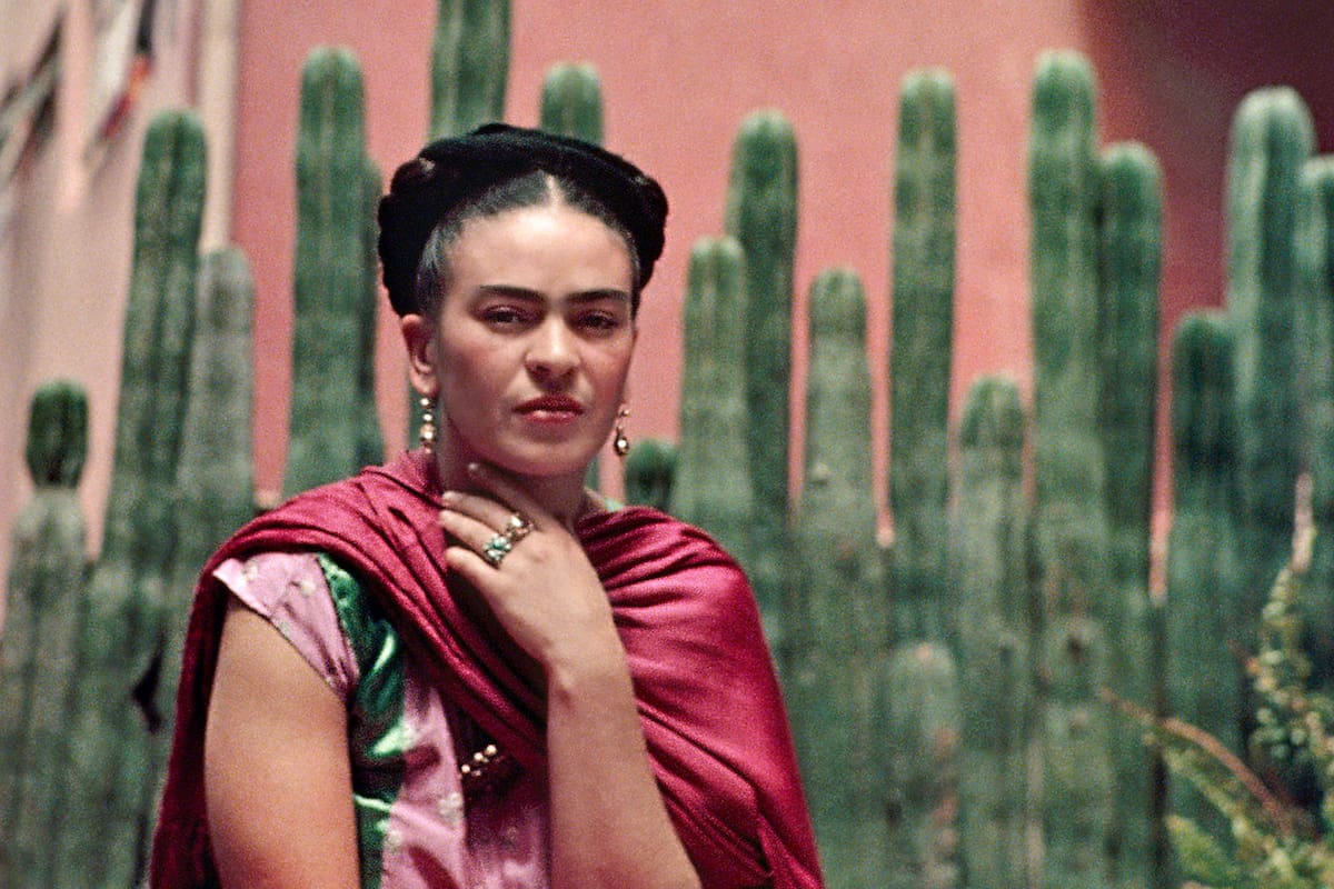 La artista Frida Kahlo junto a un cactus