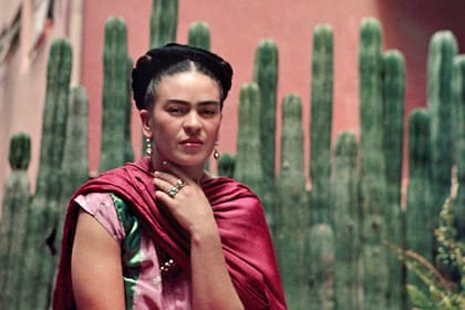 La artista Frida Kahlo junto a un cactus