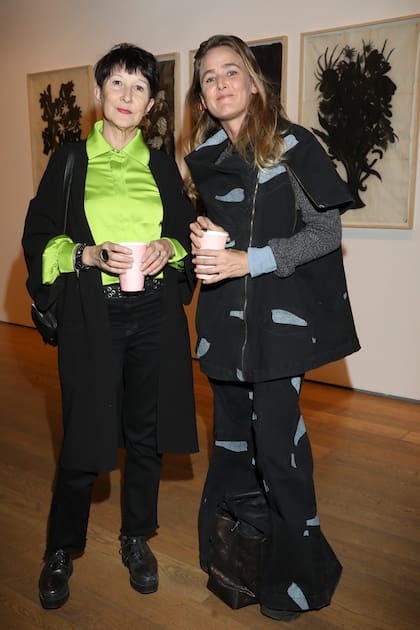 La artista Gabriela Gabelich y María Villanueva