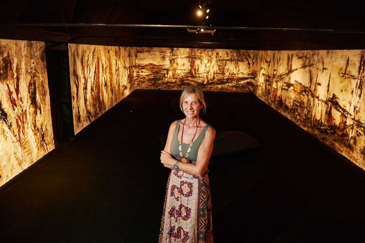 La artista Gaby Grobo con la instalación inmersiva de más de cincuenta metros de tela, que incluye aromas y sonidos