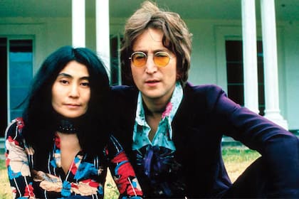La artista japonesa junto a John Lennon