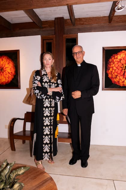 La artista junto a monseñor Gianfanco Gallone. Marzotto presentó una serie de fotografías realizadas en sus jardines, impresas en papel W. Turner de Hahnemühle.
"Todas las imágenes son tomas directas, primeros planos y su mirada se detuvo inicialmente en las orquídeas"
