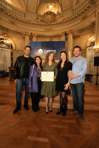 La artista junto a Rodrigo Cadenas, Melina Ojagnan, Mariana Gioconda y Fernando Schapire