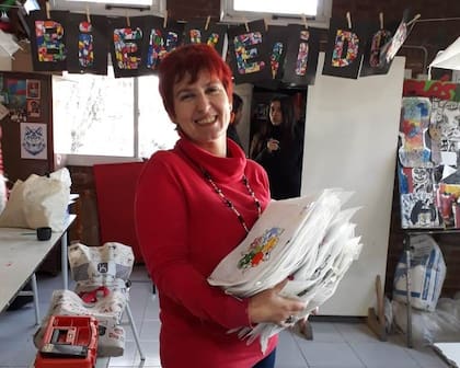 La artista Karina Zinik recibió 30 flores que prepararon los alumnos del Colegio del Parque