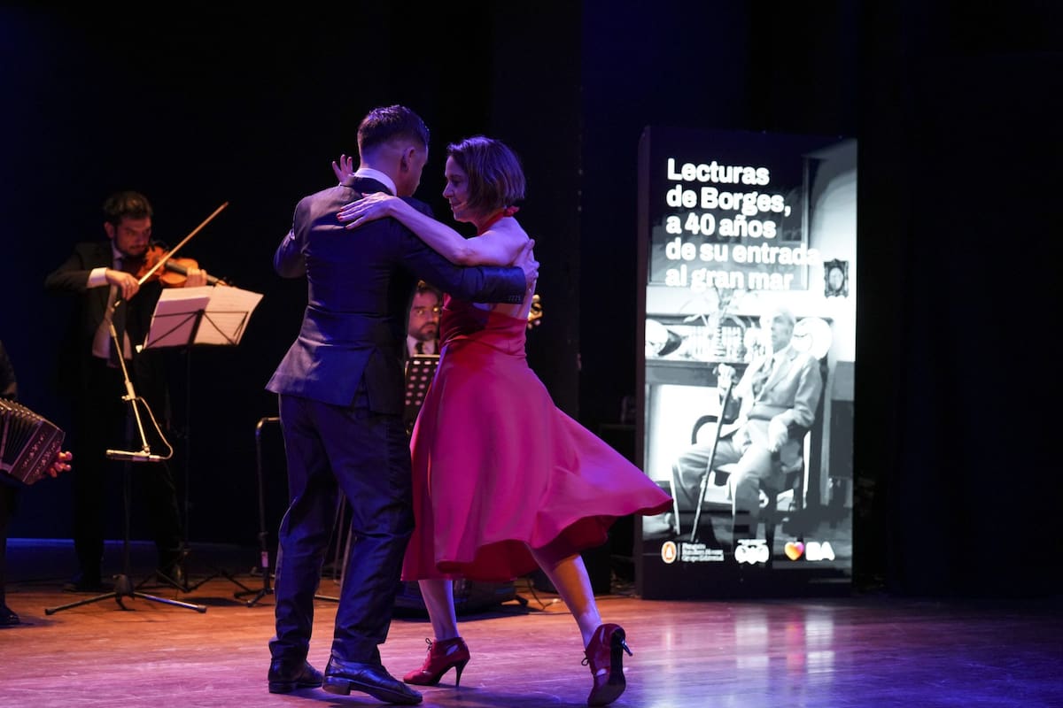 La artista Laura Novoa y el bailarín Alberto Schwindt junto al quinteto dirigido por Federico Pereiro participaron del homenaje a Jorge Luis Borges a 40 años de su muerte en el Centro Cultural Recoleta.