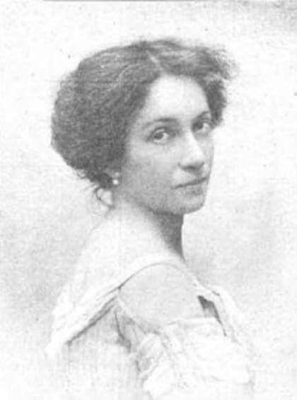 La artista Lola Mora mostrando sus hombros; era considerada una transgresión a principios de siglo XX