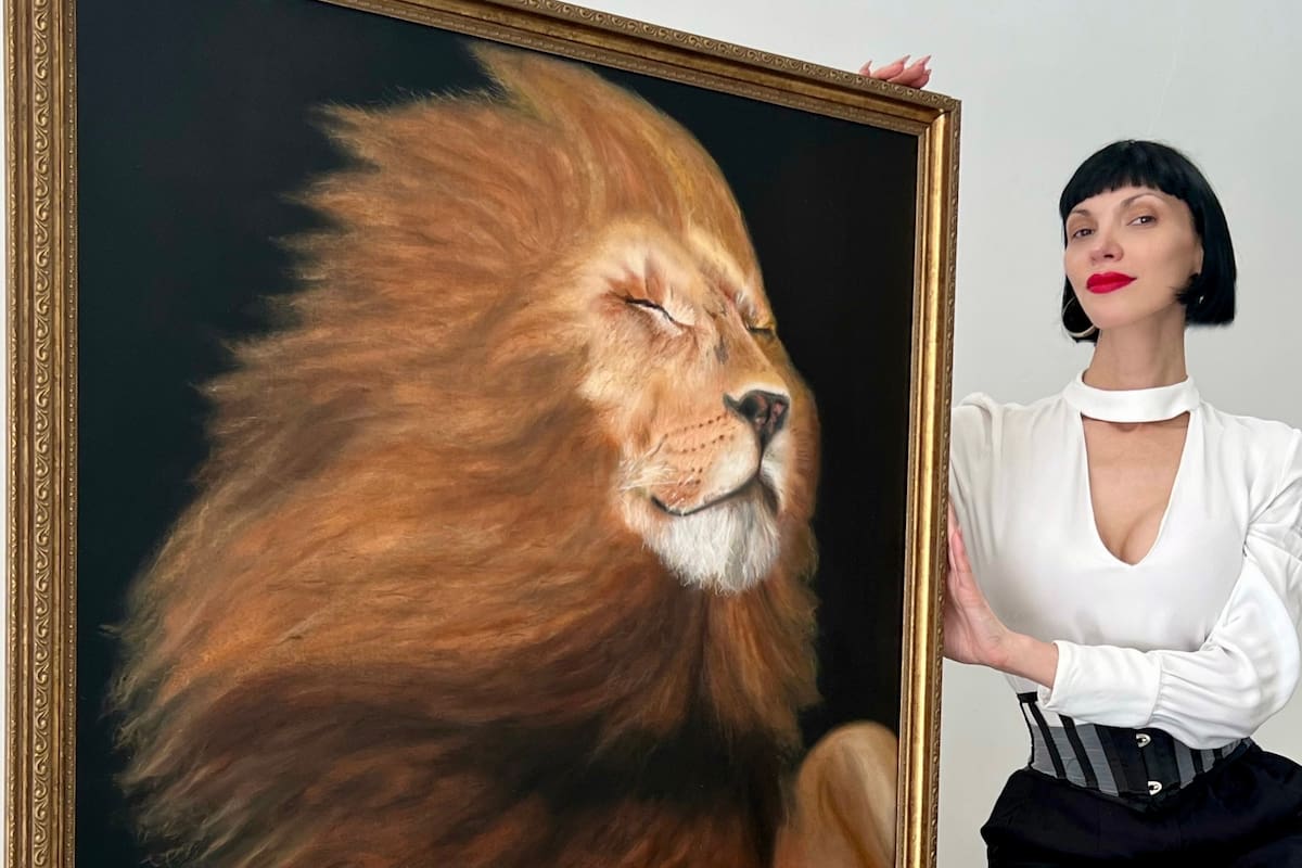 La artista Loreley Portas y el retrato del león que le obsequió a Javier Milei