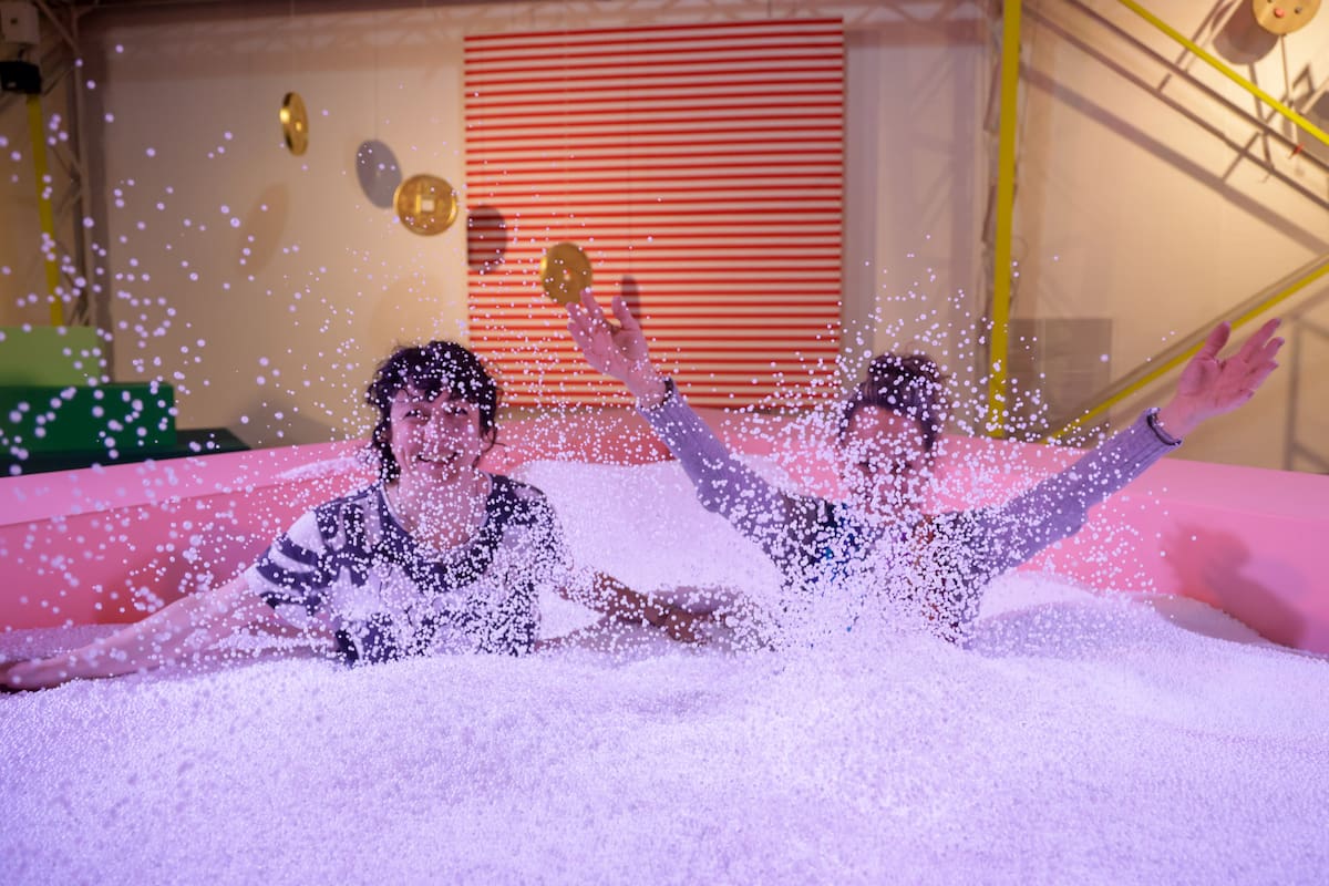 La artista Mariela Vita y la curadora Florencia Battiti, dentro de la instalación que recibirá al público en arteba