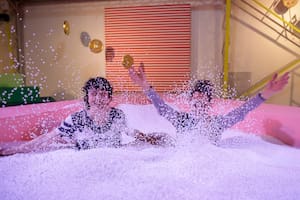 La artista Mariela Vita y la curadora Florencia Battiti, dentro de la instalación que recibirá al público en arteba