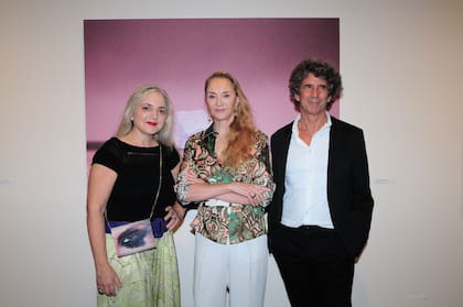 La artista Nicola Costantino, Paola Marzotto y el curador de la muestra, Pablo La Padula