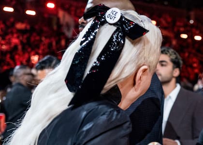 La artista norteamericana Lady Gaga luciendo el prendedor de "Fuera ICE" en la gala de los Grammys de 2026. Fuente: X