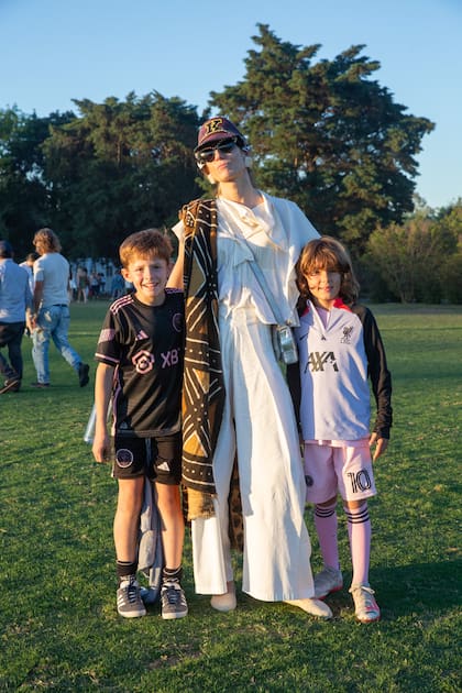 La artista plástica Catalina Swinburn con su hijo, Santos García Huidobro y un amiguito.