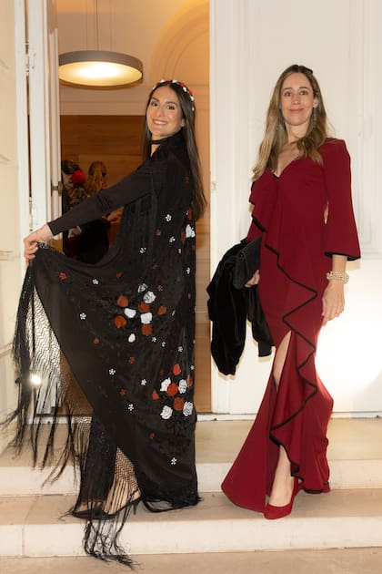 La artista plástica Sofía Pinto pintó a mano su mantón de Manila y posó con su amiga Felisa Blaquier