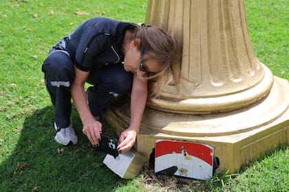 La artista prepara la cámara para registrar el Kavanagh desde la Plaza San Martín