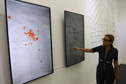 La artista señala los puntos rojos que marcan los recorridos realizados con las cámaras por la ciudad