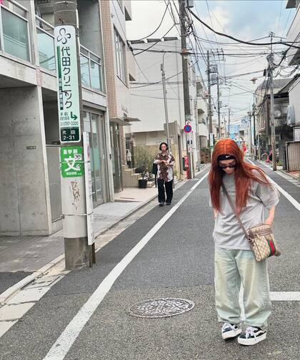La artista sorprendió con un nuevo cambio de look en las calles de la capital de Japón (Foto: Instagram/@angelatorres)
