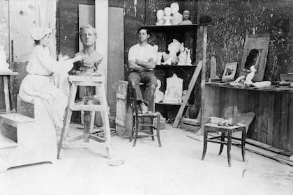 La artista trabajando en su taller de Roma, en 1905