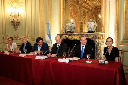 La artista y los funcionarios de cultura de la Nación, en la presentación del envío argentino a Venecia, en la Cancillería