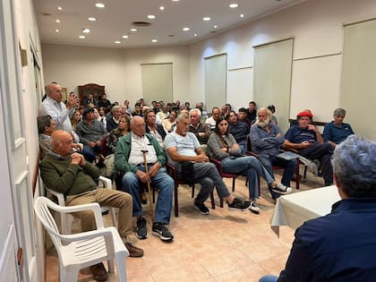 La asamblea en la Asociación de Productores de Carmen de Areco
