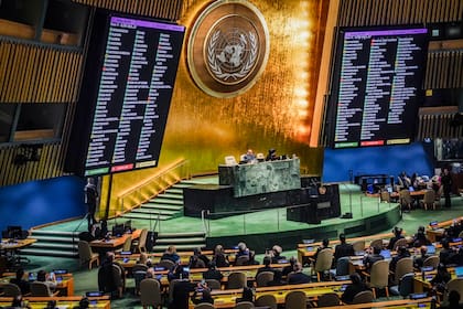 La Asamblea General de la ONU durante la votación sobre una resolución que pedía a Israel respetar sus obligaciones legales y humanitarias en su guerra contra Hamás, en la sede de la ONU en Nueva York, el 12 de diciembre de 2023. (Foto AP/Bebeto Matthews)