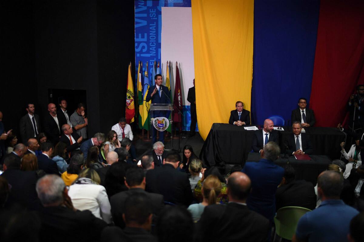 La asamblea nacional se trasladó a la sede del diario El Nacional, donde Juan Guaidó fue ratificado como presidente