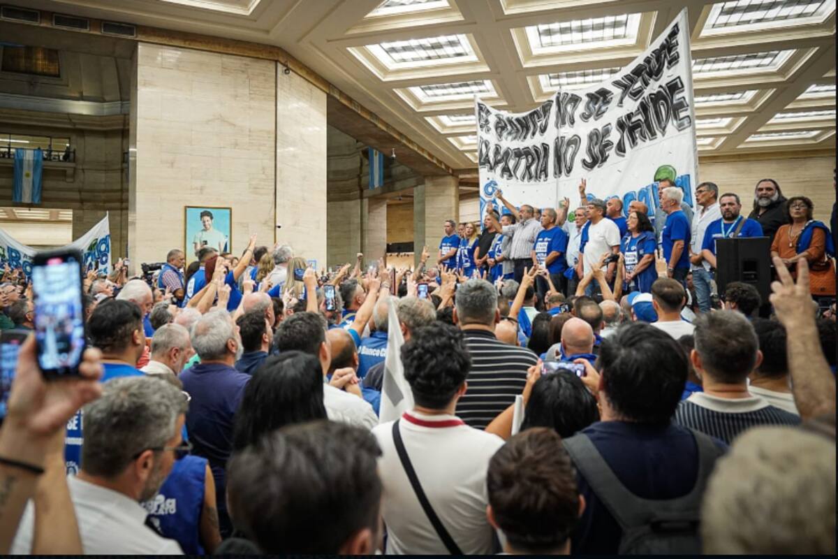 La asamblea sindical en el hall central del Banco Nación