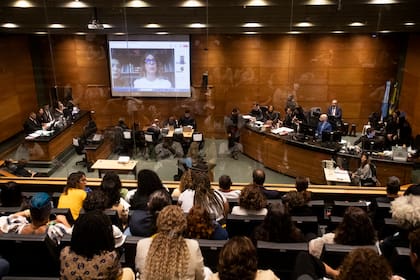 La asesora de la concejala asesinada Marielle Franco, Fernanda Goncalves Chaves, en la pantalla, testifica durante el juicio de los presuntos asesinos de Franco, en la Corte de Justicia de Río de Janeiro, el miércoles 30 de octubre de 2024. (AP Foto/Bruna Prado)