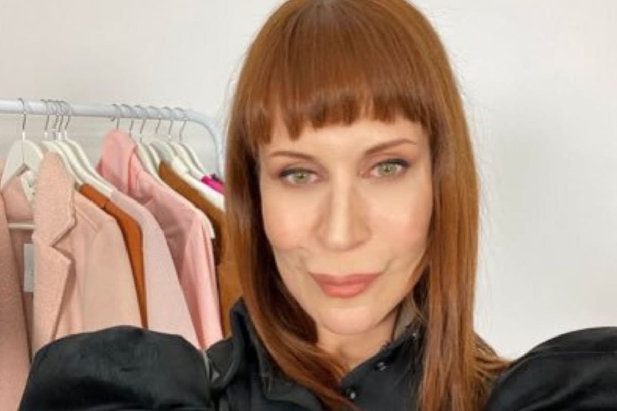 La asesora de moda se mostró en silla de ruedas desde el hospital y generó preocupación