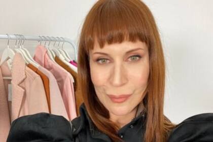 La asesora de moda se mostró en silla de ruedas desde el hospital y generó preocupación