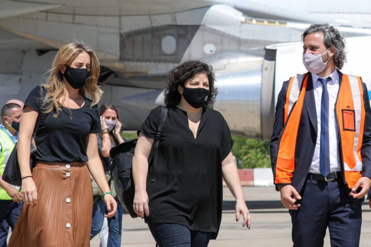La asesora presidencial Cecilia Nicolini, la ministra de Salud Carla Vizzotti, y el jefe de gabinete Santiago Cafiero, en Ezeiza