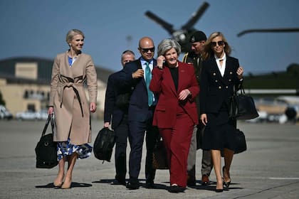 La asesora presidencial Natalie Harp, la jefa de gabinete de la Casa Blanca, Susie Wiles, y la exsecretaria de prensa de la Casa Blanca, Katie Zacharia, acompañan a Donald Trump, al abordar el Air Force One en la Base Conjunta Andrews