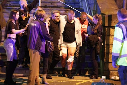 La asistencia a uno de los heridos, fuera del Manchester Arena