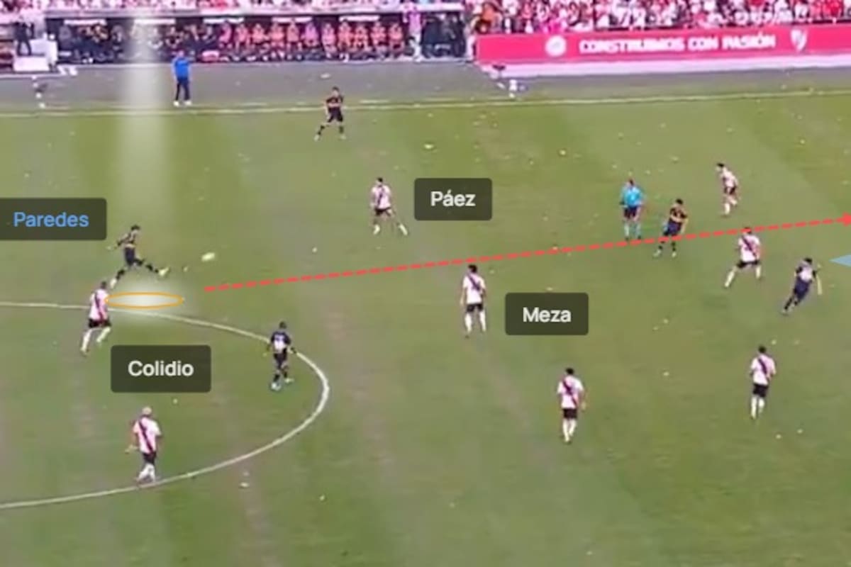 La asistencia de Paredes para la corrida de Merentiel en la acción del mano a mano errado, segundos anterior a una casi idéntica que terminará en el penal: no fue presionado por Colidio, Páez ni Meza